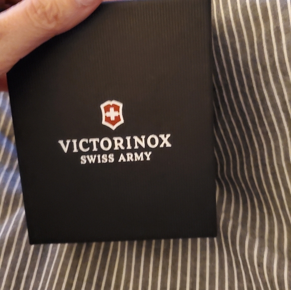 Womens swiss army watch - Picture 2 of 2